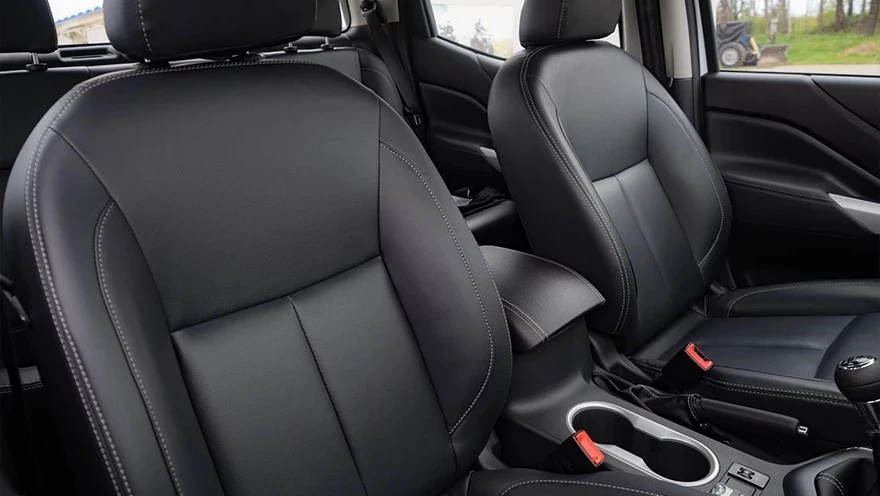 Салон пикапа Dongfeng DF6 первый ряд сидений интерьер