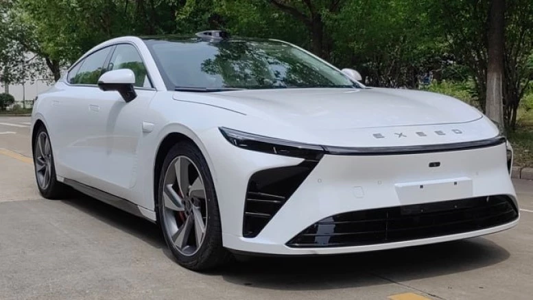 Exeed Exlantix ES сбоку спереди