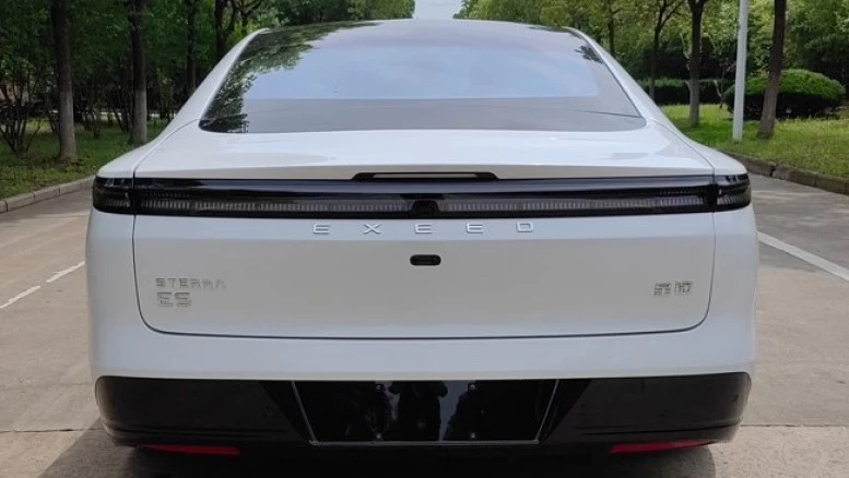 Exeed Exlantix ES сзади