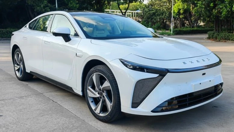 Exeed Exlantix ES сбоку спереди