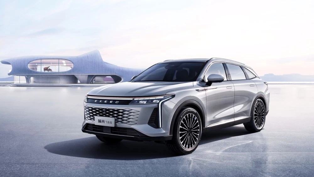 Exeed RX в комплектации Flying Fish автомат сбоку спереди