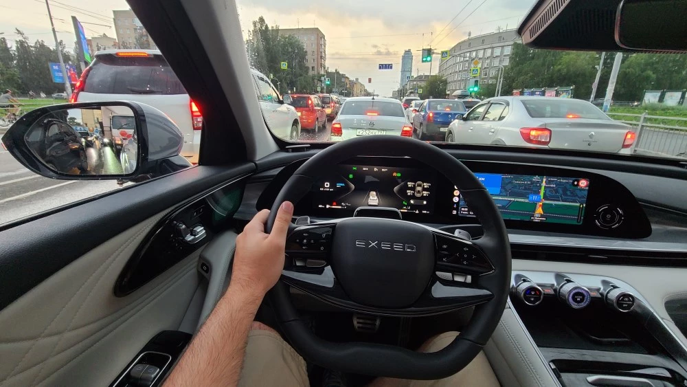 Exeed RX салон интерьер за рулем