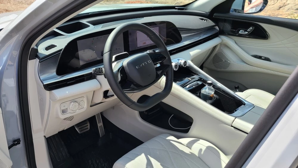 Exeed RX салон интерьер первый ряд