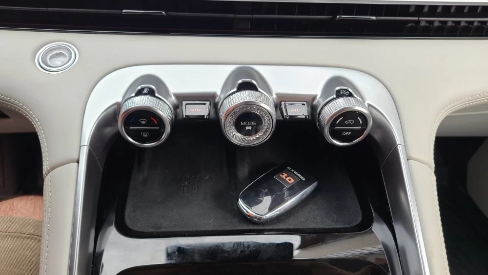 Exeed RX салон интерьер консоль беспроводная зарядка