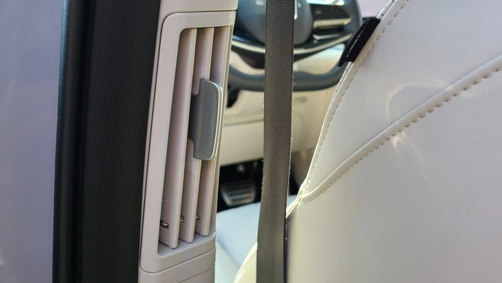 Exeed RX салон интерьер воздуховод на стойке второй ряд