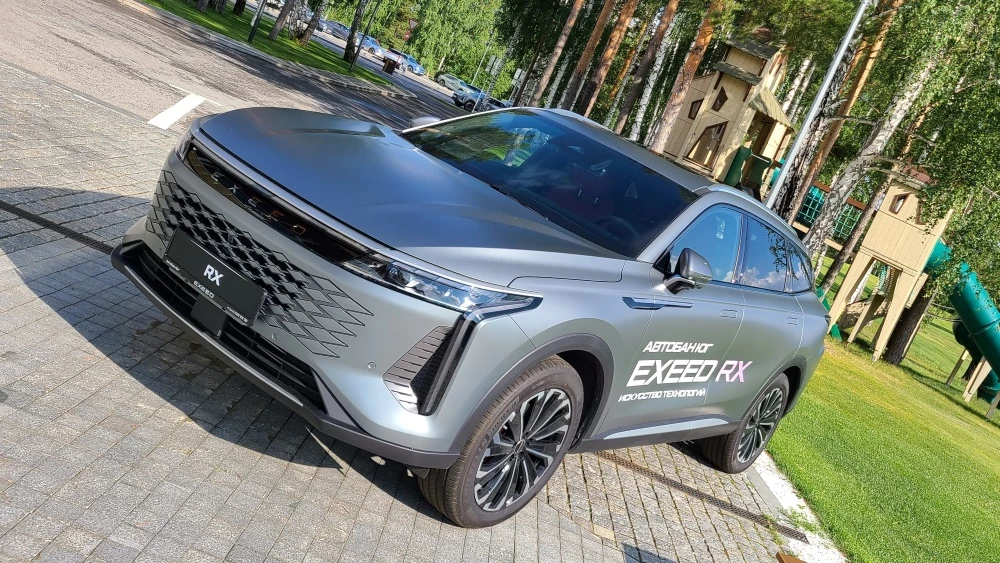 Exeed RX сбоку спереди