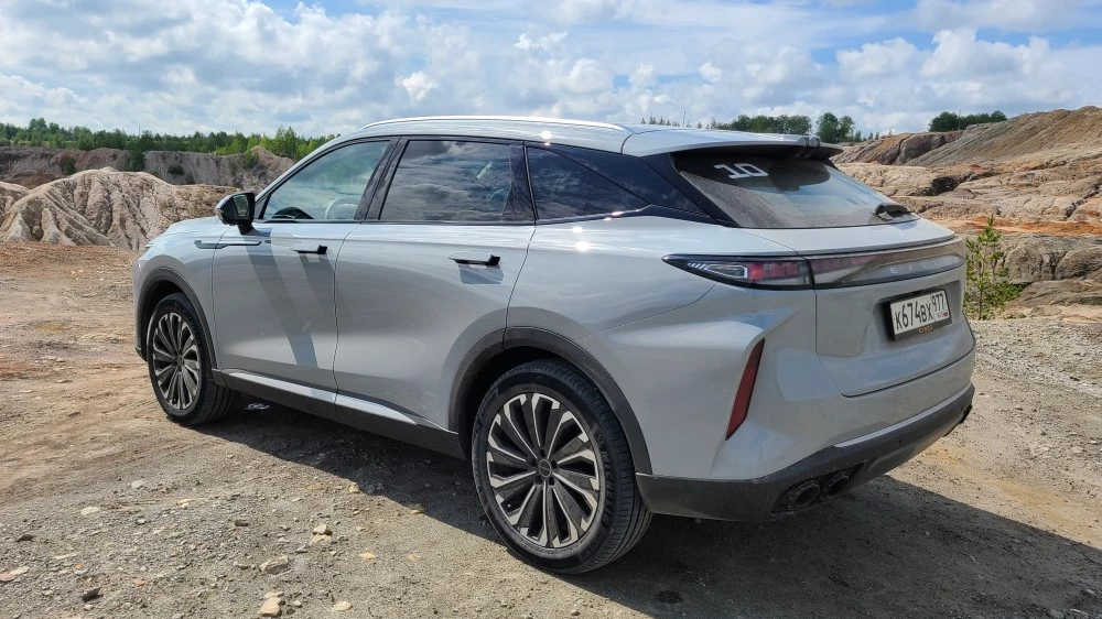 Exeed RX сбоку сзади