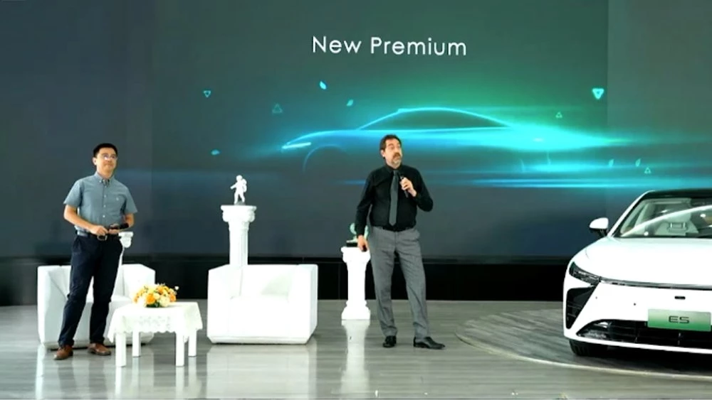 Вице-президент Chery International Сунь Луцюань и главный дизайнер Exlantix Пьер Луиджи Феррари