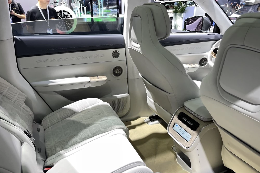 Exeed Exlantix ET салон интерьер второй ряд