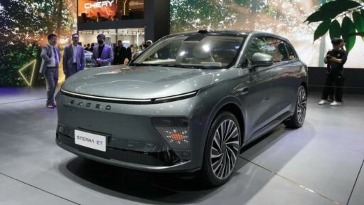 Кроссовер Exeed Exlantix ET сбоку спереди Чэнду 2023