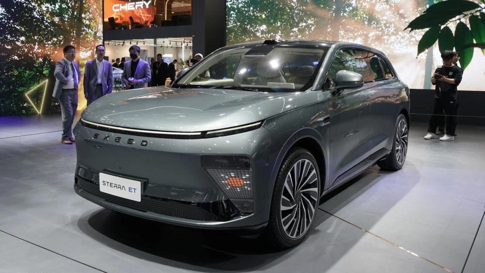 Кроссовер Exeed Exlantix ET сбоку спереди Чэнду 2023