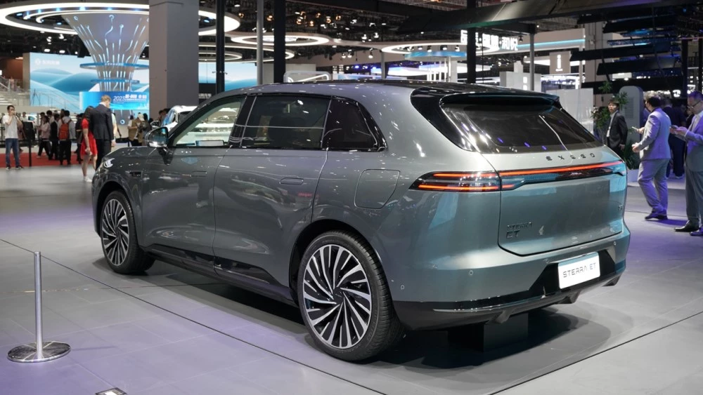 Кроссовер Exeed Exlantix ET сбоку сзади