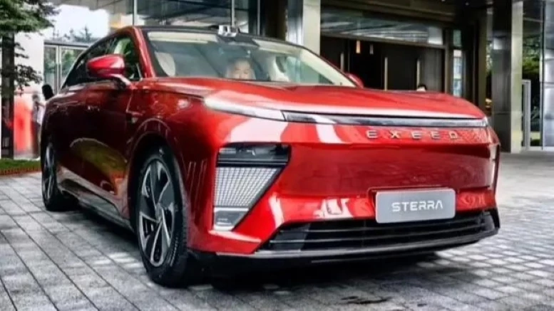 Электрический кроссовер Exlantix ET спереди сбоку