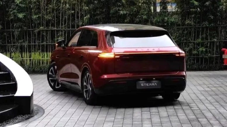 Электрический кроссовер Exlantix ET сзади