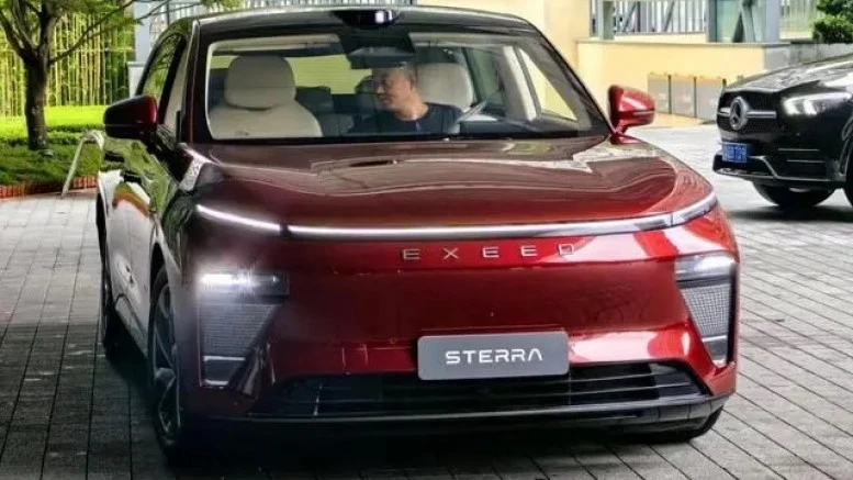 Электрический кроссовер Exlantix ET спереди