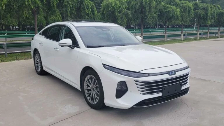 Рестайлинг обновленный лифтбек FAW B70 сбоку спереди