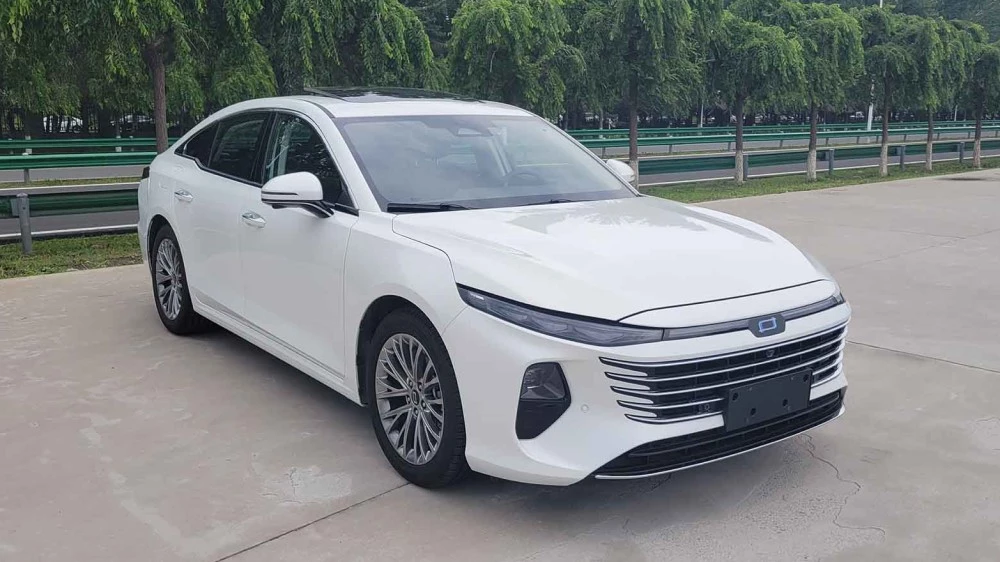 Еще не вышедший лифтбек Lada уже устарел. Обновленный Bestune B70 рассекретили в Китае Рестайлинг обновленный лифтбек FAW B70 сбоку спереди