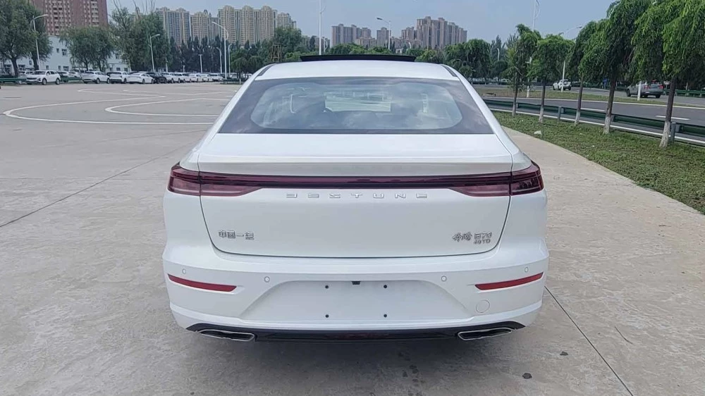 Рестайлинг обновленный лифтбек FAW B70 сзади