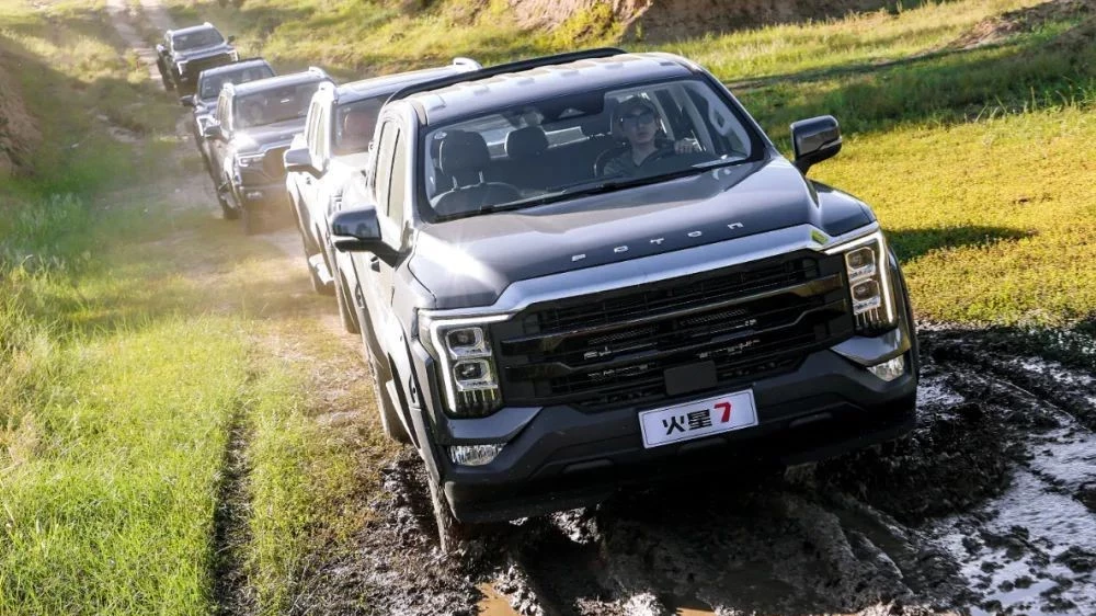 Пикап Foton Tunland V7 / Mars 7 спереди в динамике бездорожье полный привод