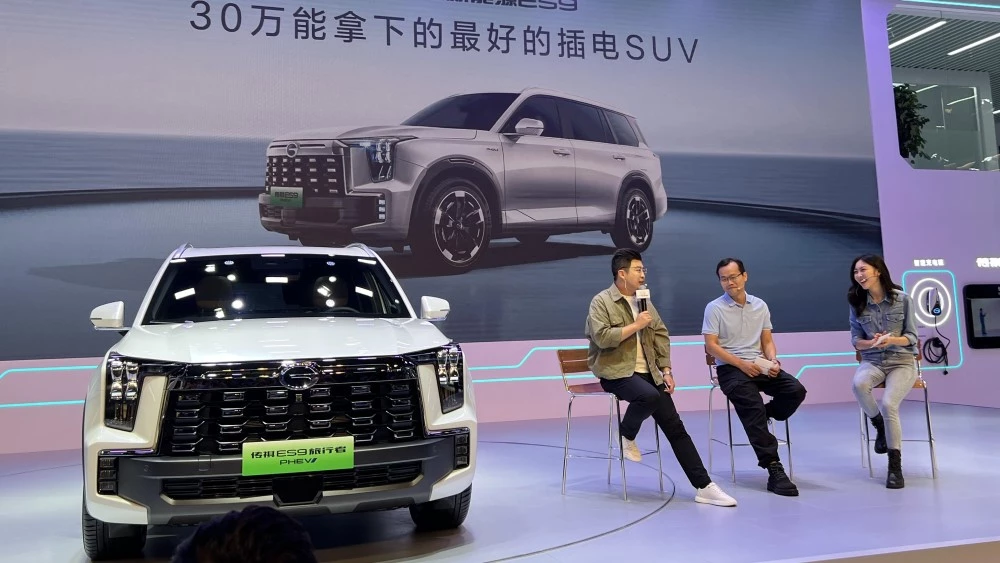 Презентация гибридного кроссовера GAC ES9 на автосалоне в Чэнду