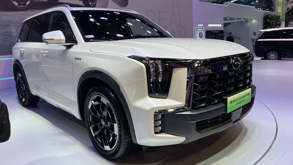 Гибридный кроссовер GAC ES9 сбоку спереди