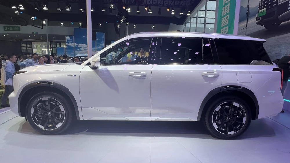 Гибридный кроссовер GAC ES9 сбоку