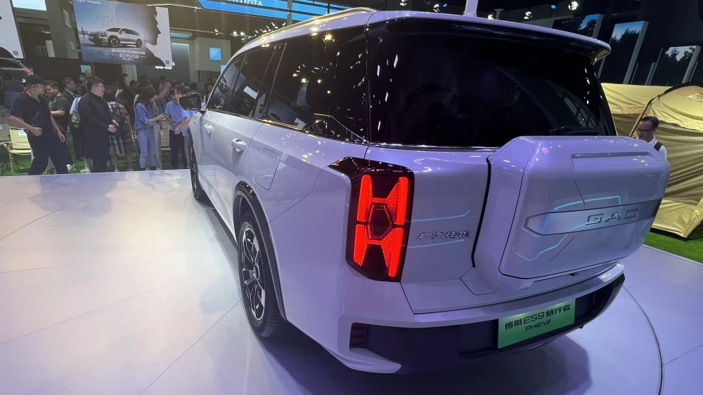 Гибридный кроссовер GAC ES9 сбоку сзади