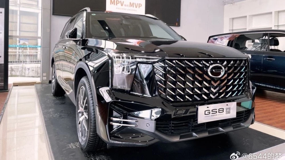 Новый кроссовер GAC GS8 в Китае спереди сбоку у дилера привезти из Китая