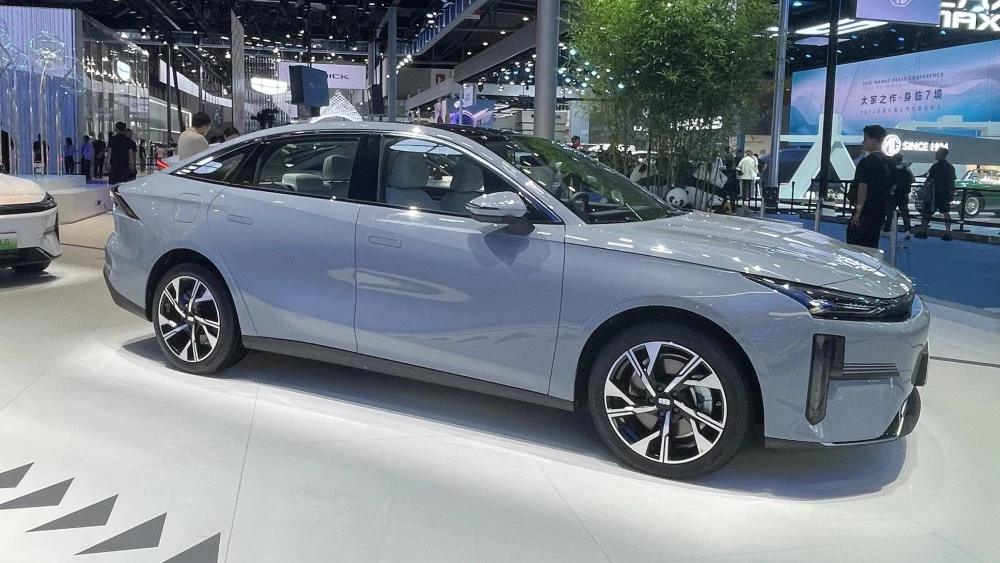 Geely Galaxy L6 сбоку спереди Чэнду 2023