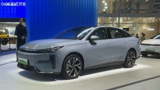 Geely Galaxy L6 сбоку спереди Чэнду 2023