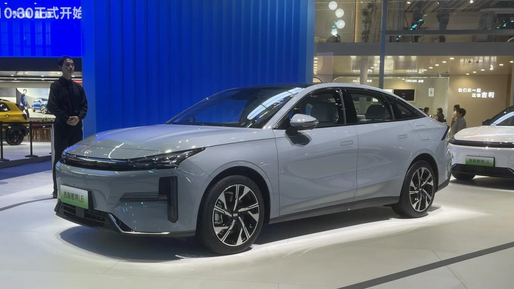 Geely Galaxy L6 сбоку спереди Чэнду 2023