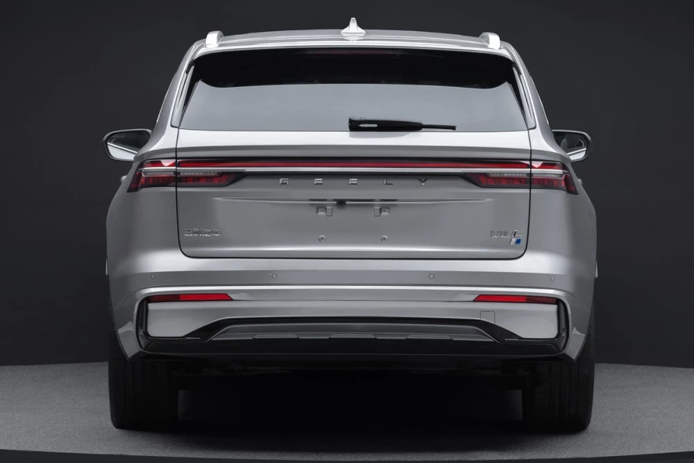 Geely Monjaro гибридный 2024 сзади