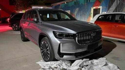 Обновленный гибридный кроссовер Geely Monjaro Hi-F сбоку спереди
