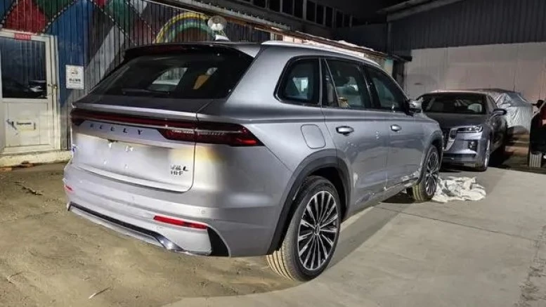 Обновленный гибридный кроссовер Geely Monjaro Hi-F сбоку сзади