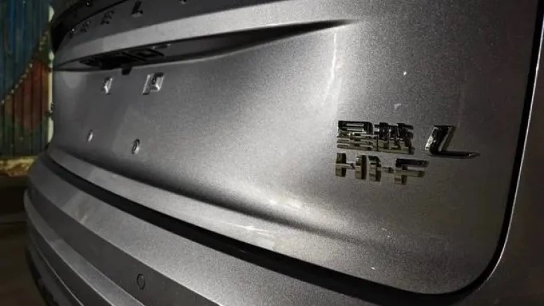 Обновленный гибридный кроссовер Geely Monjaro Hi-F сзади шильдик