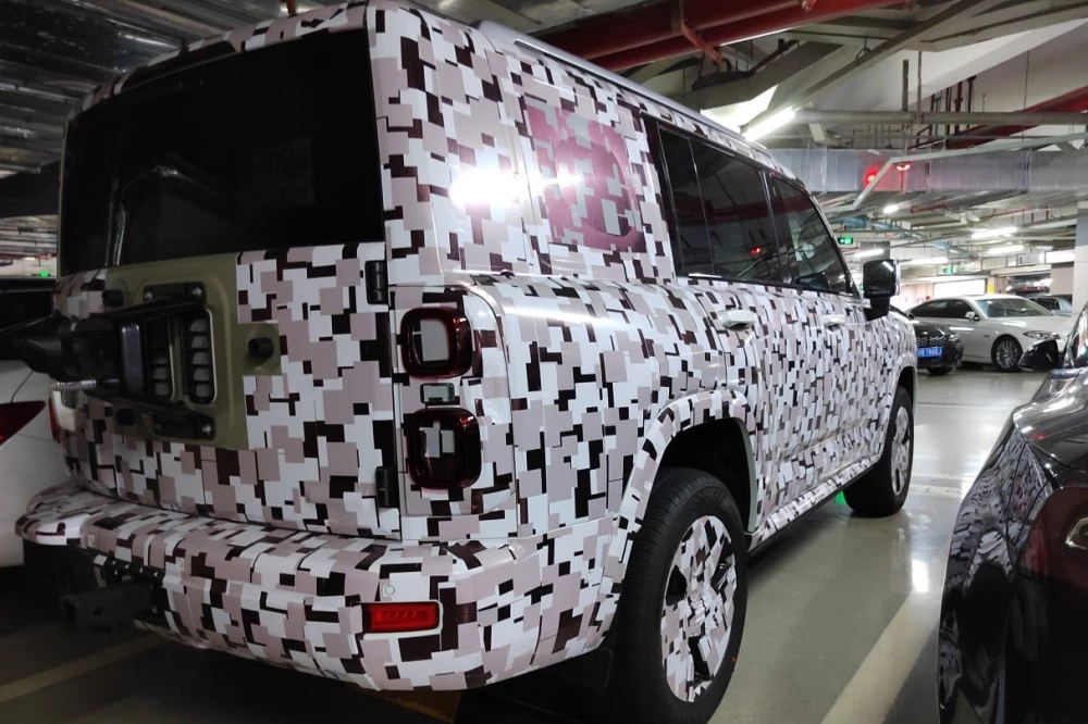Новый внедорожник Haval H9 сбоку сзади