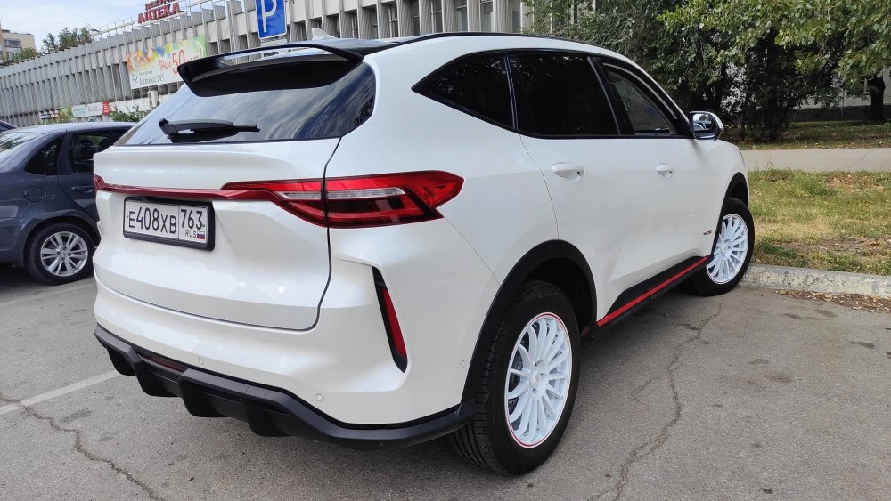 Haval F7 под микроскопом сбоку сзади
