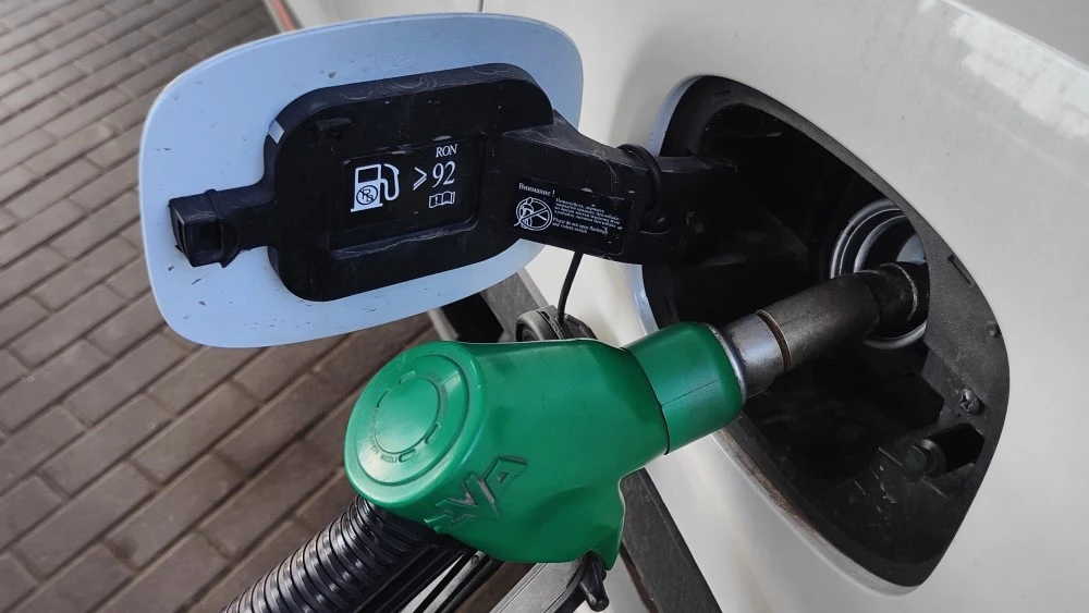 Haval F7 под микроскопом сбоку заправка