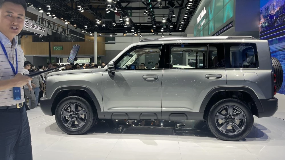 Кроссовер Haval Raptor сбоку Чэнду 2023