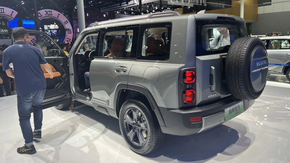 Кроссовер Haval Raptor сбоку сзади Чэнду 2023