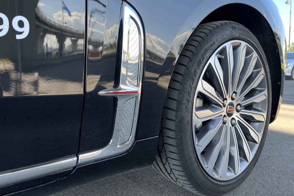 Hongqi H9 сбоку красные акценты