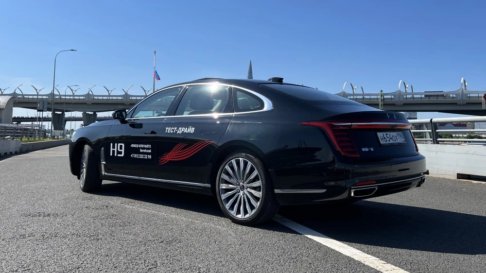 Hongqi H9 сзади сбоку