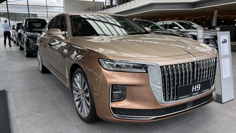 Hongqi H9 спереди сбоку у дилера