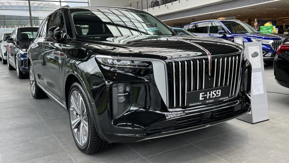 Hongqi E-HS9 спереди сбоку у дилера спереди сзади