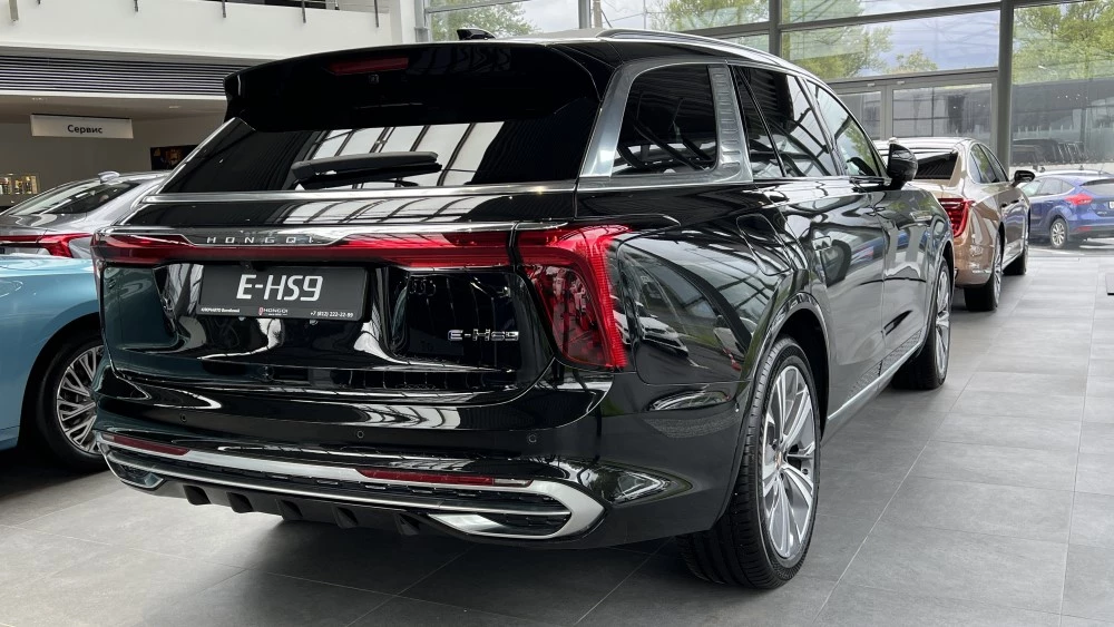Hongqi E-HS9 спереди сбоку у дилера сбоку сзади