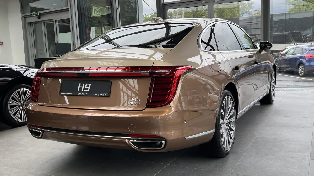 Hongqi H9 сзади сбоку у дилера