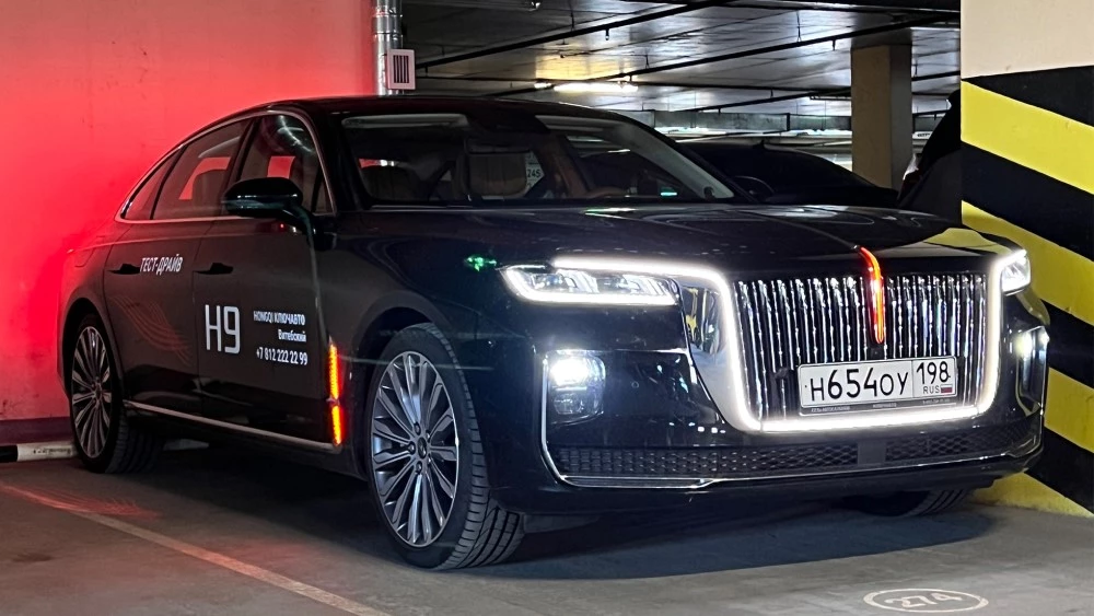 Hongqi H9 спереди сбоку подсветка