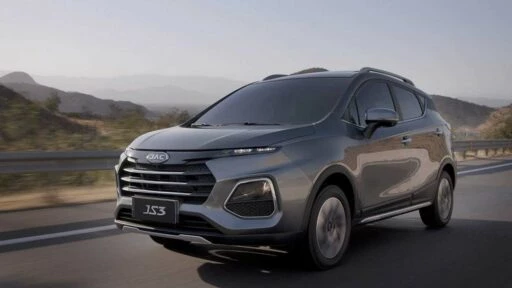 Кроссовер JAC JS3 S3 Pro сбоку спереди в динамике