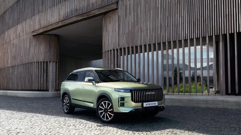 Кроссовер Jaecoo J7 сбоку спереди в статике