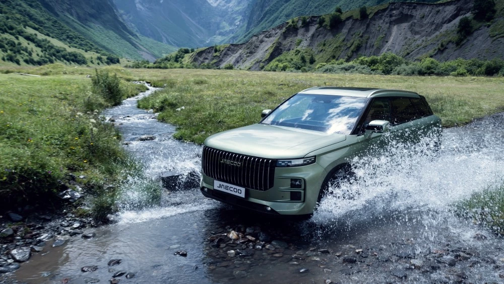 Кроссовер Jaecoo J7 сбоку спереди на бездорожье